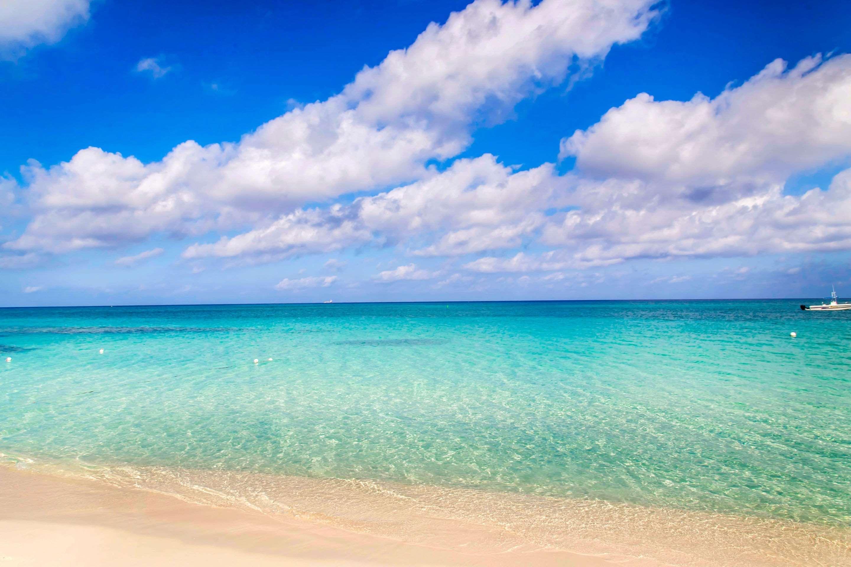Hampton By Hilton Grand Cayman Seven Mile Beach จอร์จทาวน์ ภายนอก รูปภาพ