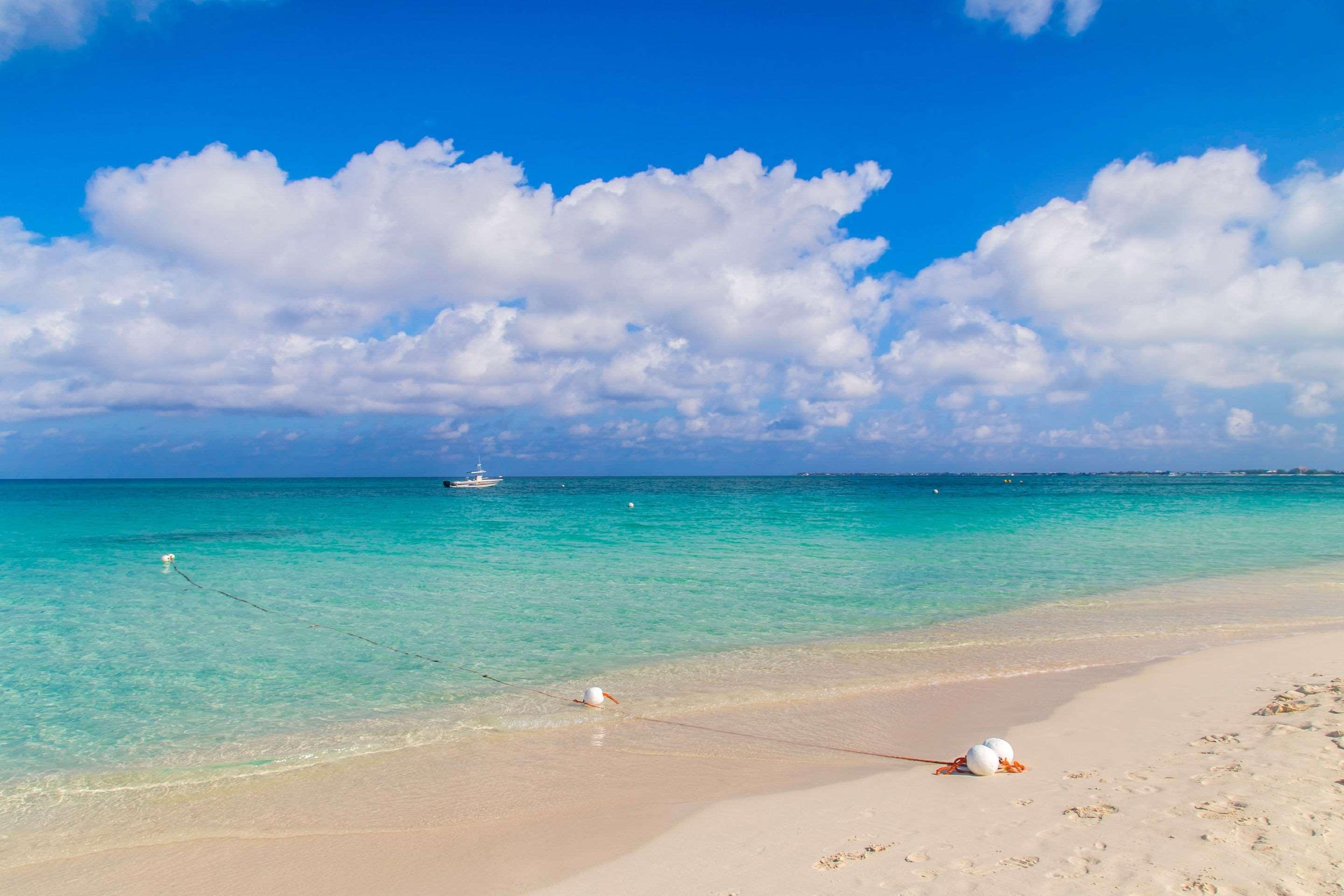 Hampton By Hilton Grand Cayman Seven Mile Beach จอร์จทาวน์ ภายนอก รูปภาพ