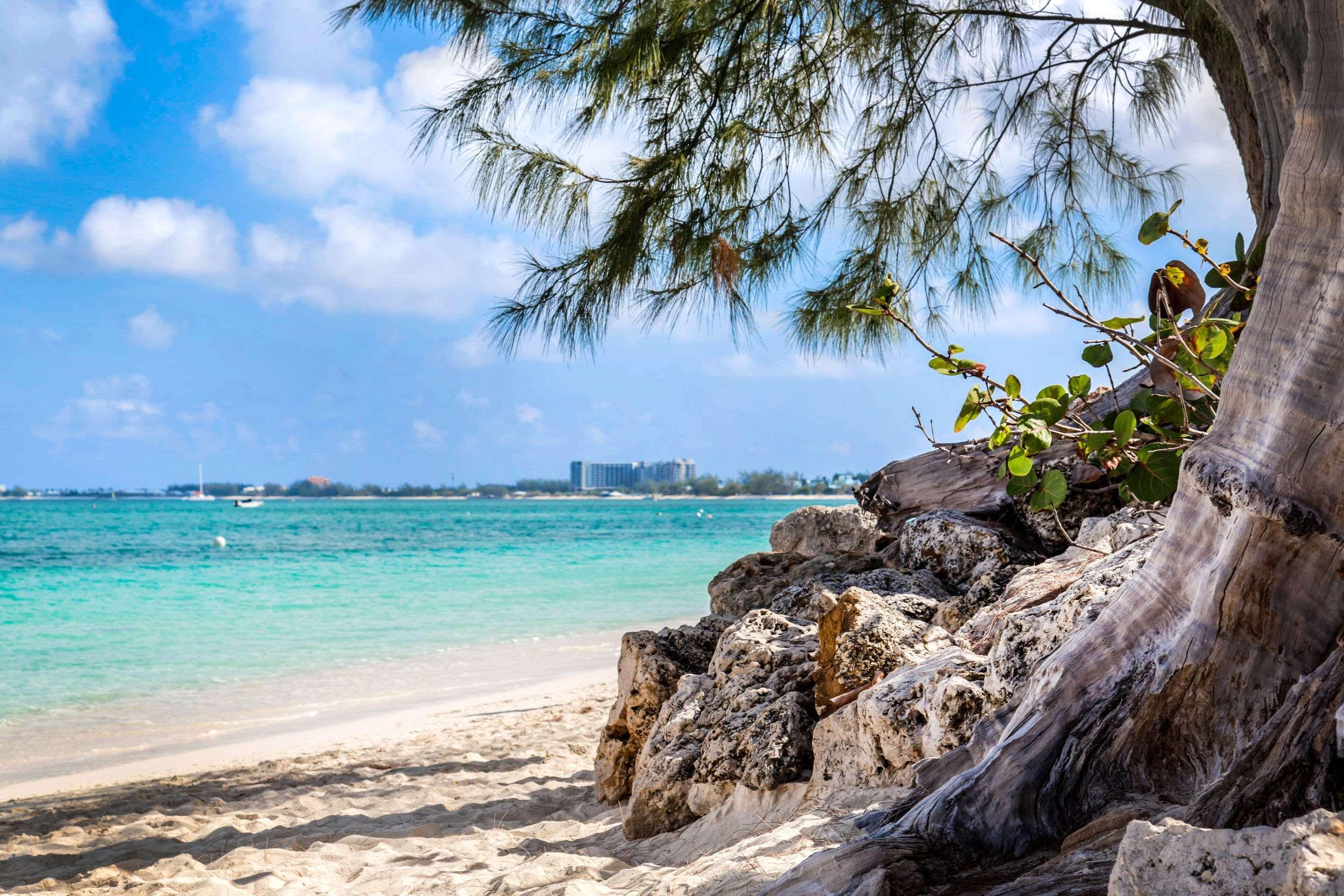 Hampton By Hilton Grand Cayman Seven Mile Beach จอร์จทาวน์ ภายนอก รูปภาพ