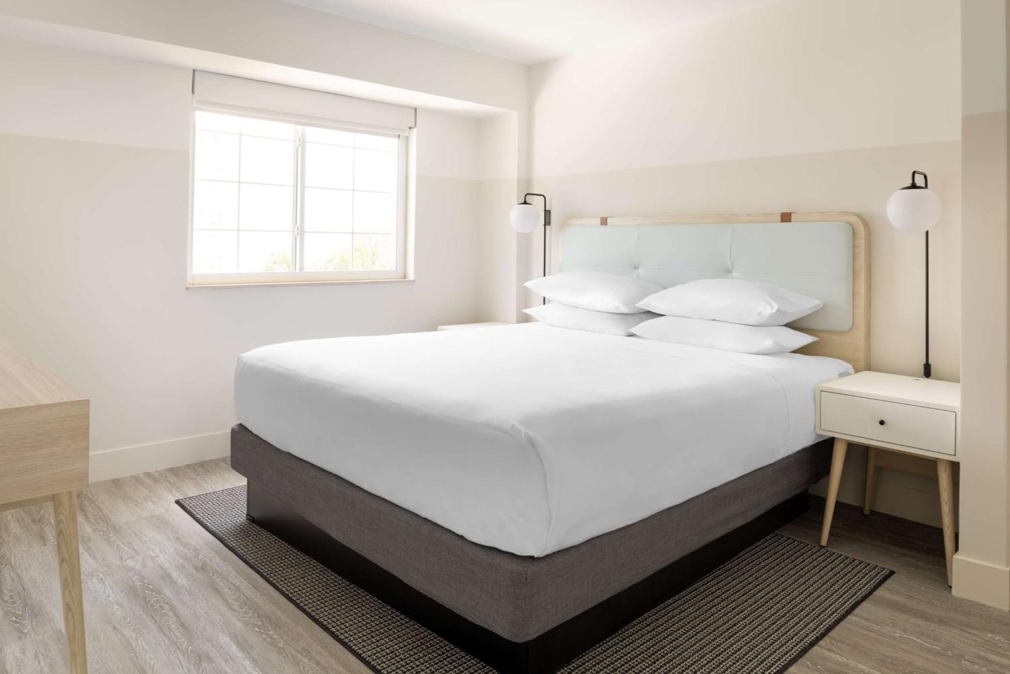 Hampton By Hilton Grand Cayman Seven Mile Beach จอร์จทาวน์ ภายนอก รูปภาพ