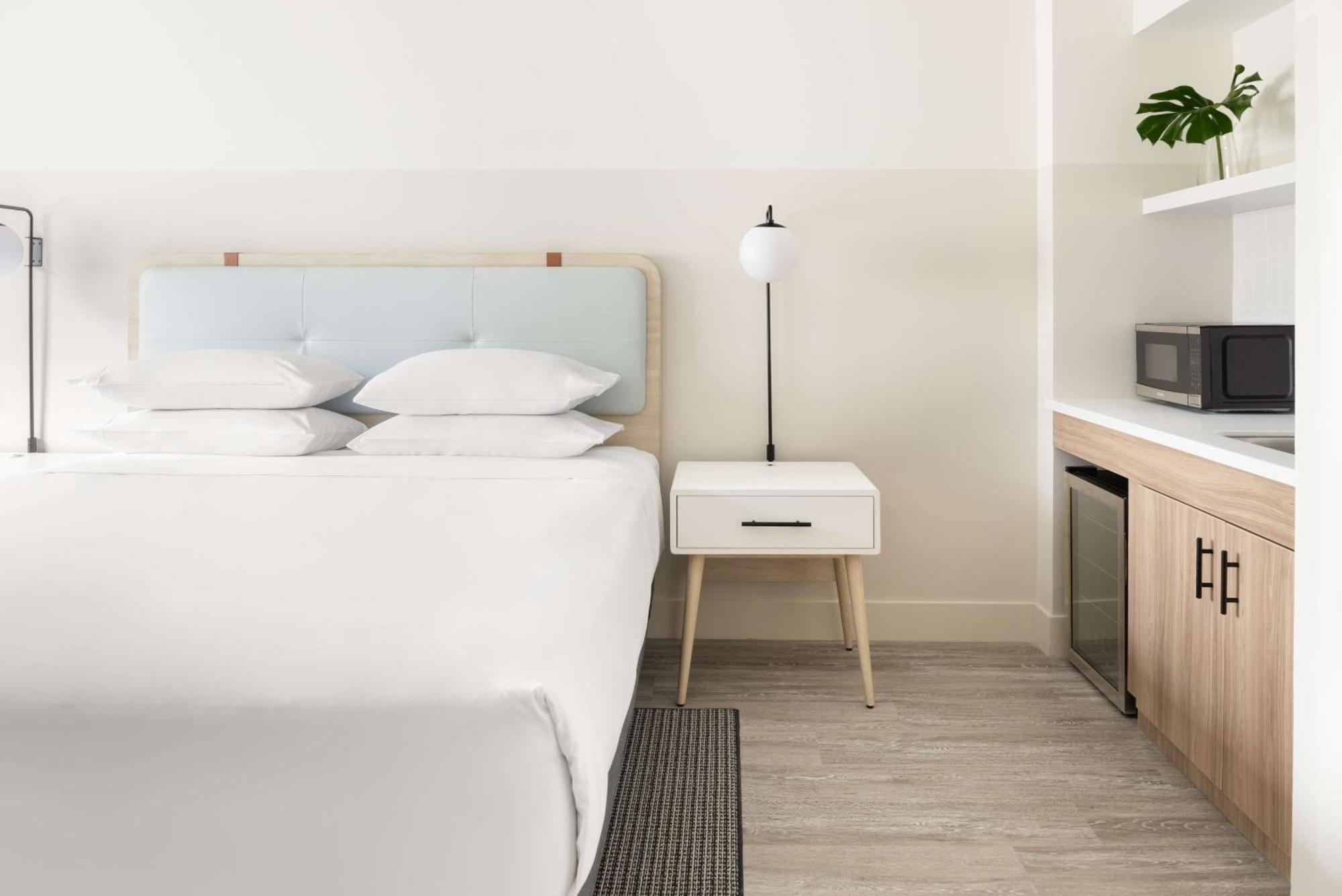 Hampton By Hilton Grand Cayman Seven Mile Beach จอร์จทาวน์ ภายนอก รูปภาพ