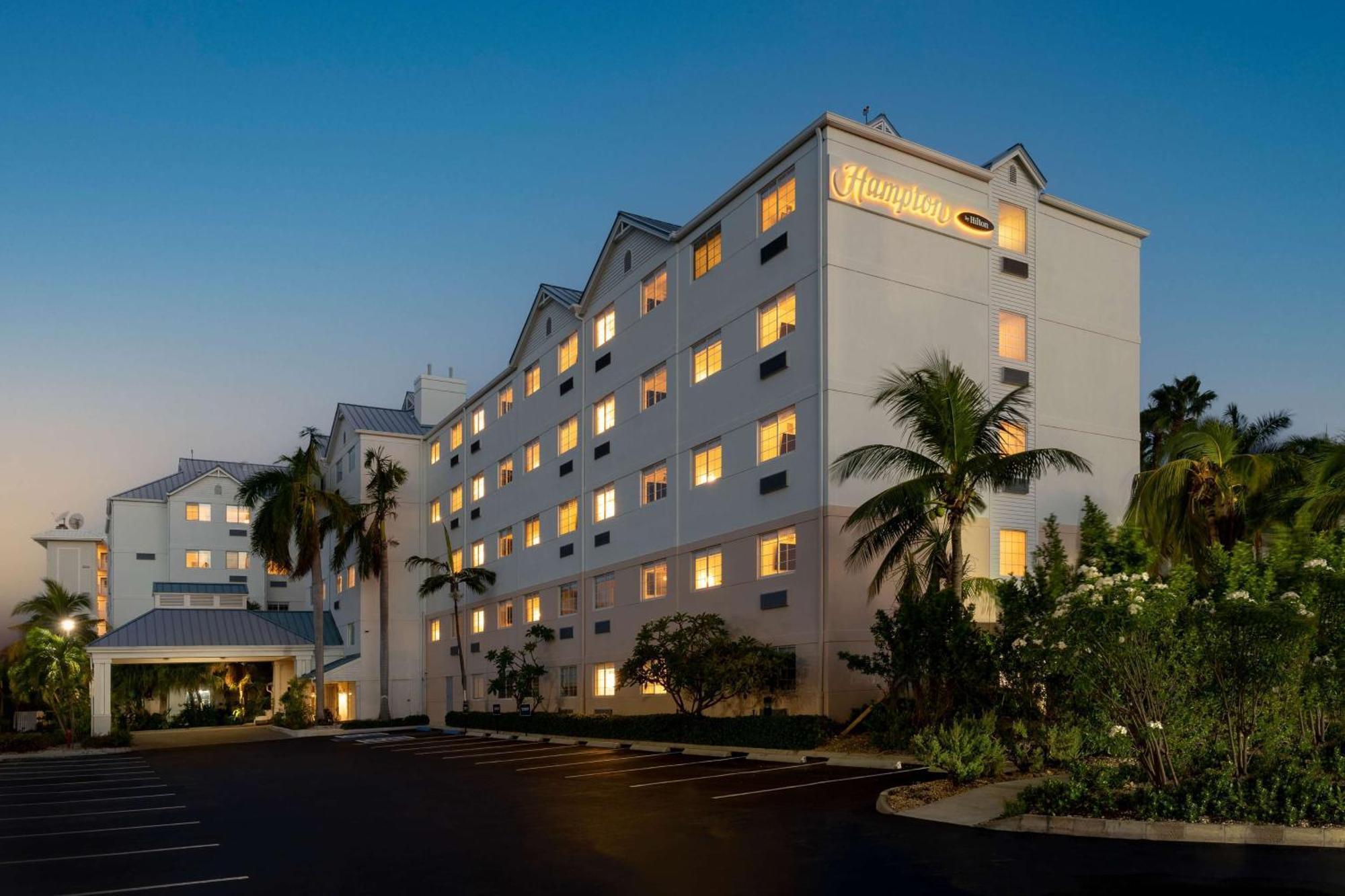 Hampton By Hilton Grand Cayman Seven Mile Beach จอร์จทาวน์ ภายนอก รูปภาพ